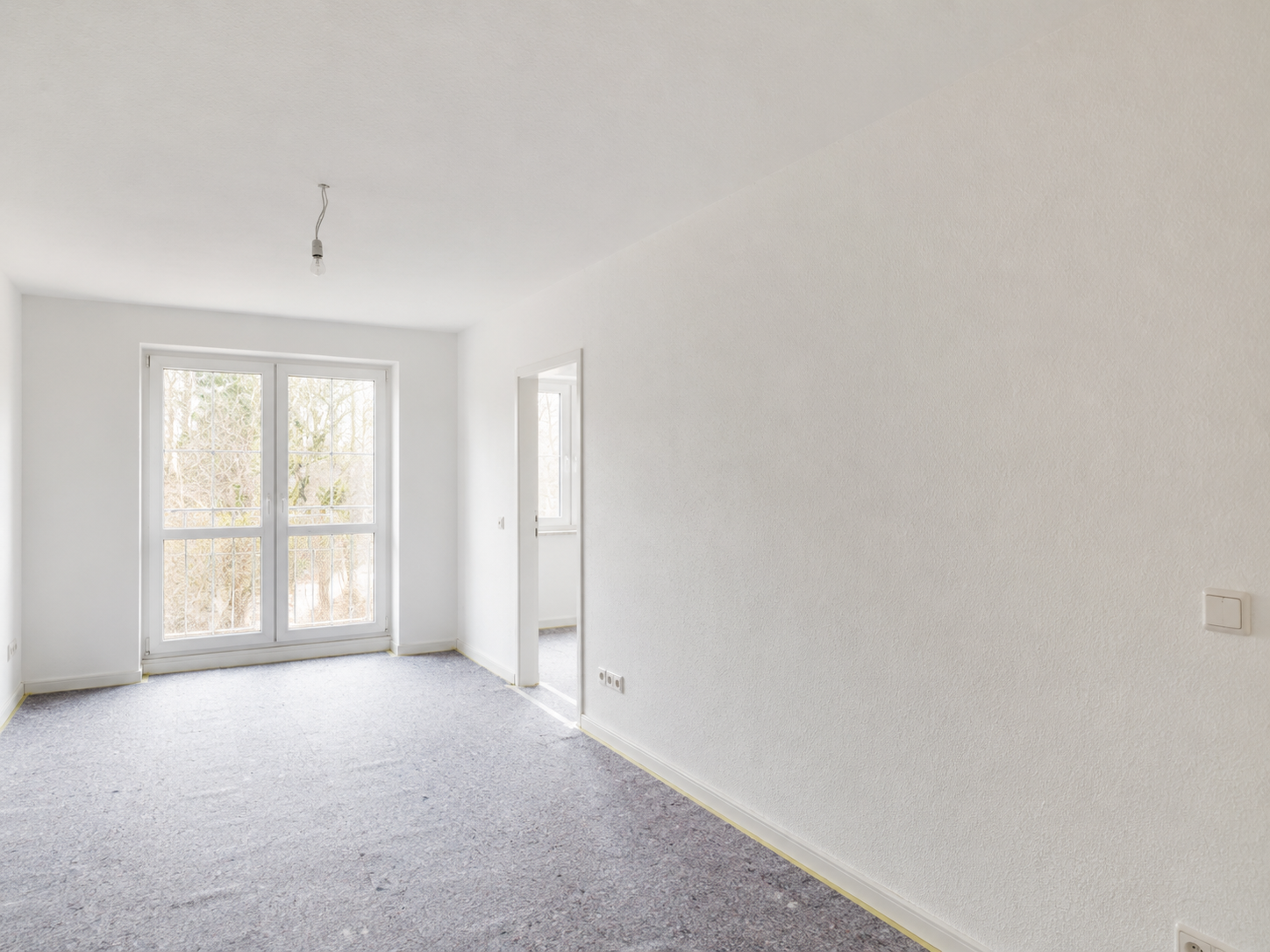 Neu tapezierte und gestrichene Wand